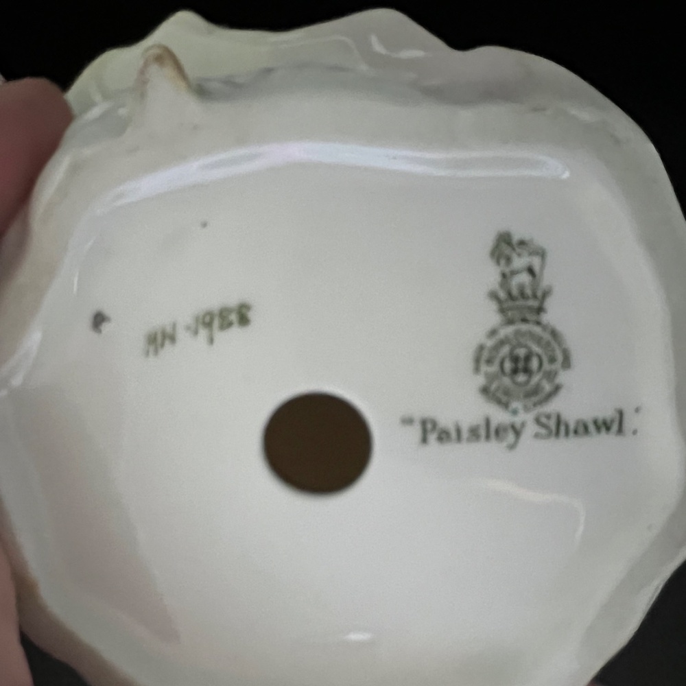 COPY - Royal Dalton Paisley Shawl Figurine - Picture 2 of 7